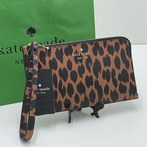 Kate Spade Lucy Medium L-Zip Wristlet
COLOR:
Multi
NWT - Picture 9 of 16